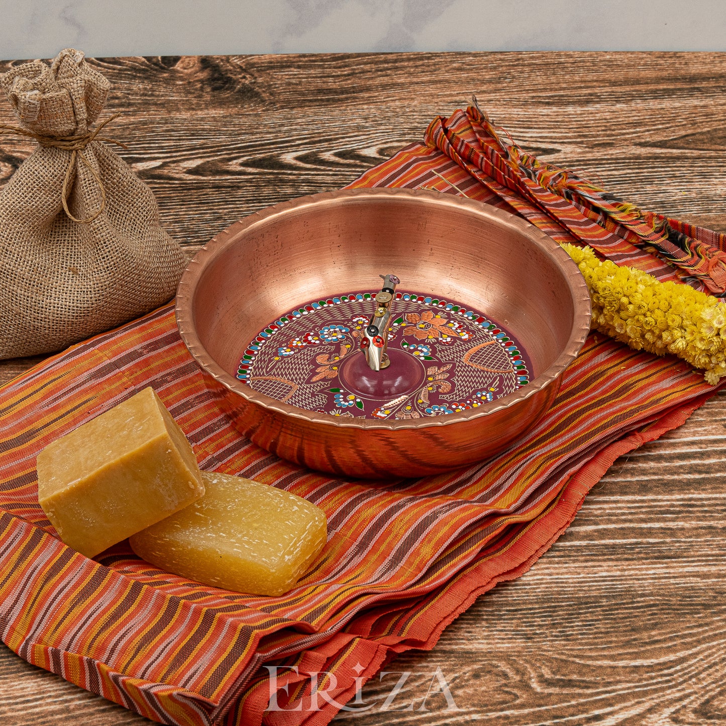 Lila El İşlemeli Balık Figürlü Bakır Hamam Tası