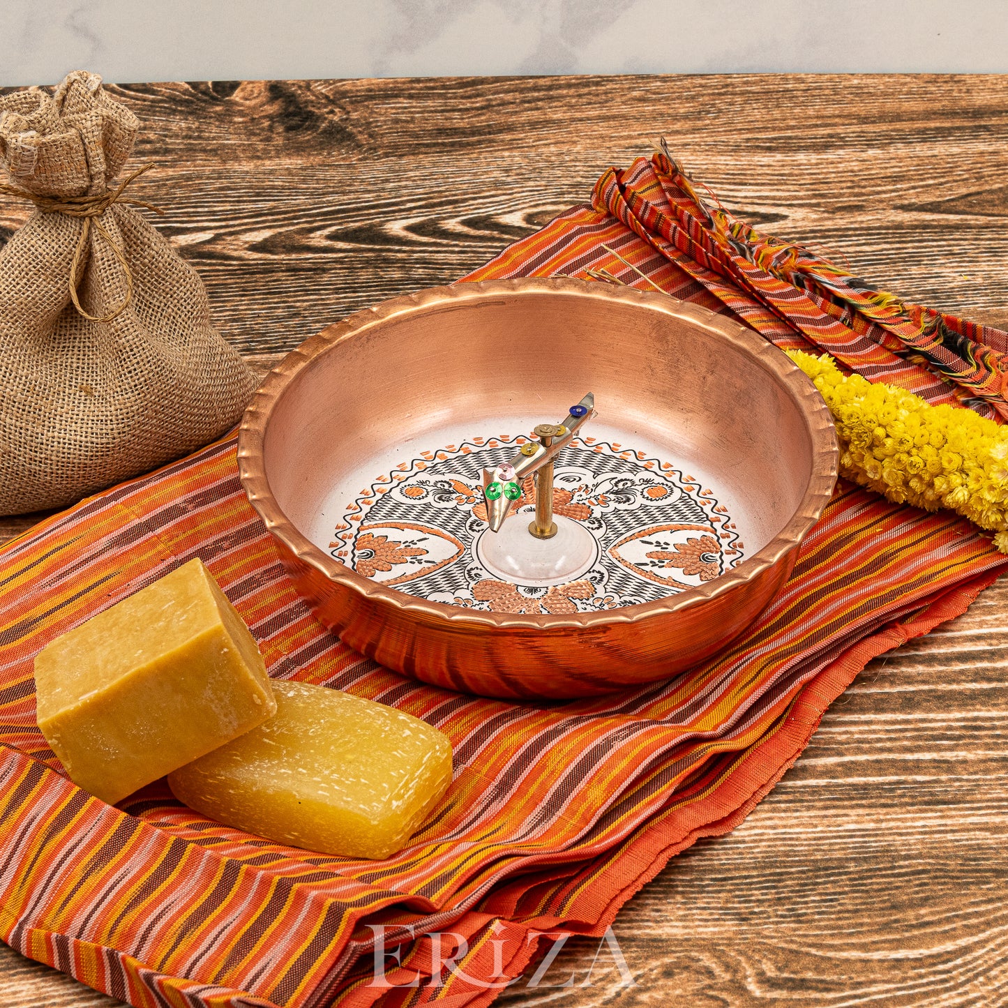 Beyaz El İşlemeli Balık Figürlü Bakır Hamam Tası