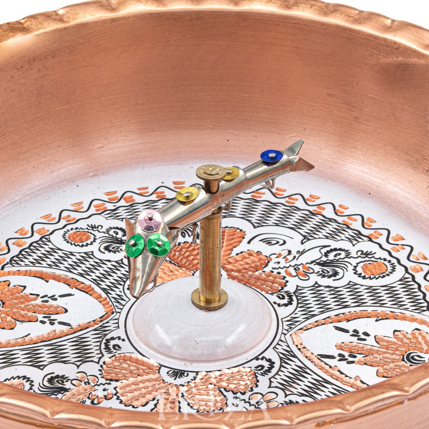 Beyaz El İşlemeli Balık Figürlü Bakır Hamam Tası