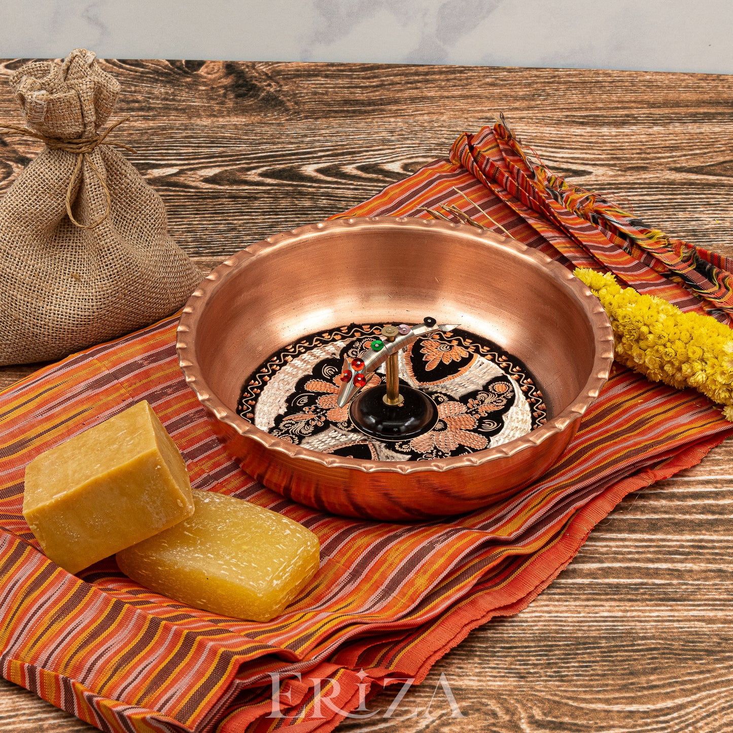 Siyah El İşlemeli Balık Figürlü Bakır Hamam Tası