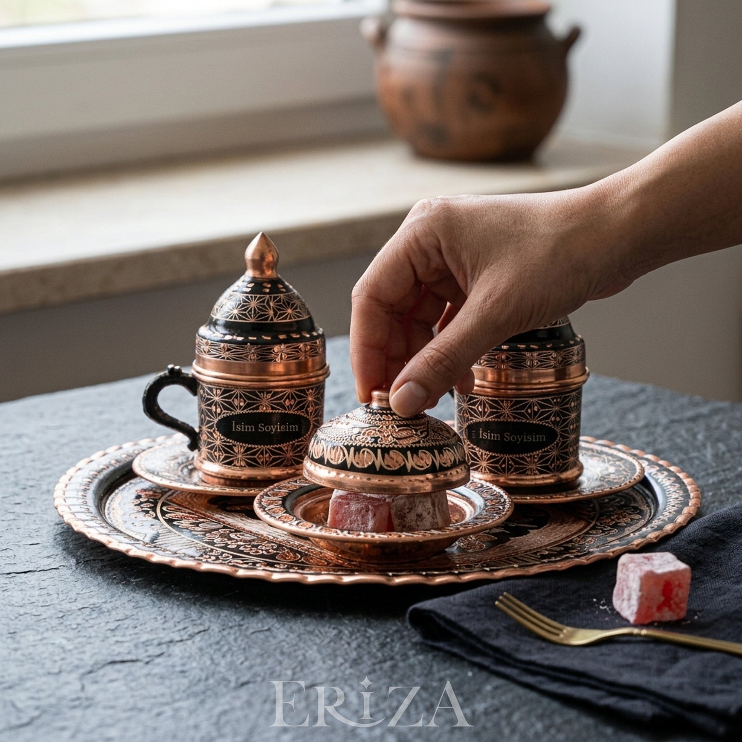 Kişiselleştirilebilir Bakır Kahve Takımı Geometrik Desen Ortası Logolu Tepsi Siyah Renk
