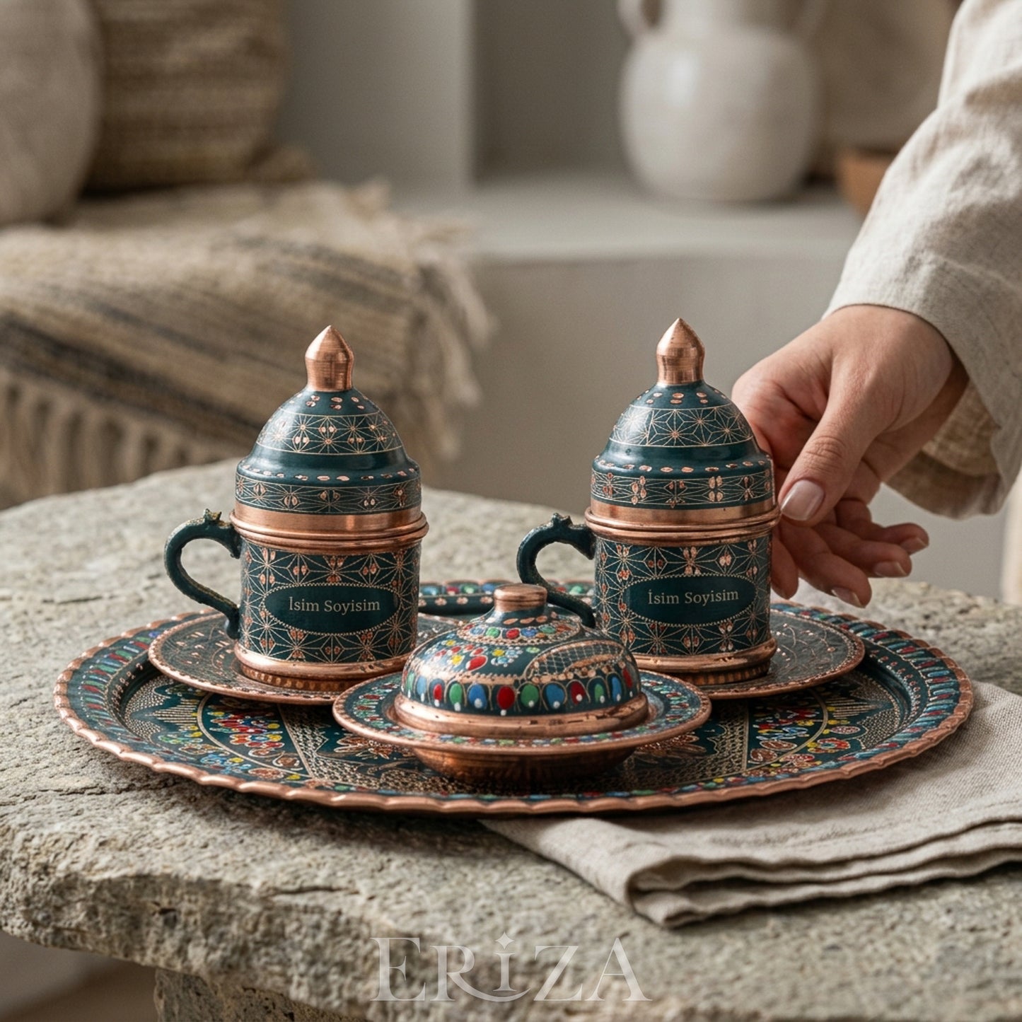 Kişiselleştirilebilir Bakır Kahve Takımı Geometrik Desen Ortası Logolu Tepsi Yeşil Renk